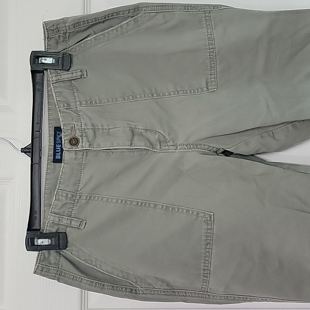 green cropped pants